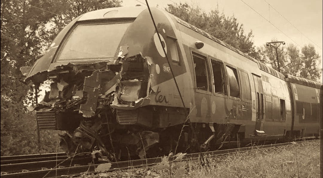 CodeFelixGrafic's tweet image. Equipement à Agent Seul, #EAS

ou

&quot;Comment détruire un Service Public ?

Commencez par baisser son financement.
Il ne fonctionnera plus.
Les gens s’énerveront.
Ils voudront autre chose.
C’est la technique de base
pour privatiser un Service Public.&quot;
#NoamChomsky 

Réfléchissez...