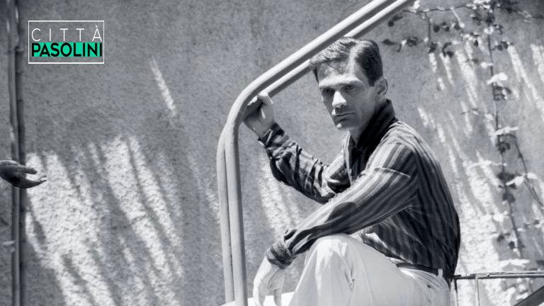 "Ciò che non esprimo muore.
Non voglio che nulla muoia in me.
Il mio orgasmo è consumarmi
fino ai detriti della pazzia
il mio orgasmo è risparmiarmi,
non perdere una lacrima"

#Pasolini 

📖 "Diari 1943 -1953" 
📷 © Leemage/Archivio Farabola/ Riproduzione riservata