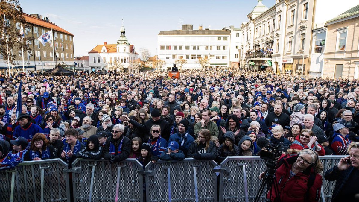 LkpgLion's tweet photo. Som vanligt stort och värdigt mottagande när jag gästar Oskarshamn med Clubben.Att de ser mig som Messias här nere har o göra med att mina förfäder fördrev dansken ur denna byhåla på 1700-talet. Nichlas Hardt med sina danska rötter har inte synts till och det är nog bäst så #Lhc https://t.co/Wyxias2tEC