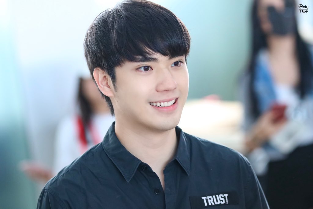 Only__TEe's tweet photo. [19.10.19] ...TEeTEe...
🛫 Bangkok - 🛬 Manila @ Suvarnabhumi Airport

' เทวดาตัวน้อย กำลังบินไปหาแฟนคลับแล้วค้าบบ ' 👼🏻

#อะไรอะไรก็ตี๋ #TEeThanapon 
#SBFIVELIVEINMANILA https://t.co/yKTkR2Q7Wh