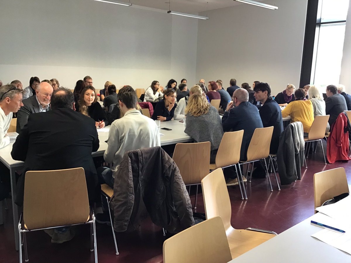 D3_Projekt's tweet image. Ein Fazit des lebhaften Workshops auf #IDE19: #Informationskompetenz zu vermitteln ist eine kommunikative Aufgabe für alle. Expert*innen aus Bildung, Informationswissenschaft oder Journalismus müssen aufklären - im institutionellen wie im öffentlichen Diskurs. #d3unterwegs (gbg)