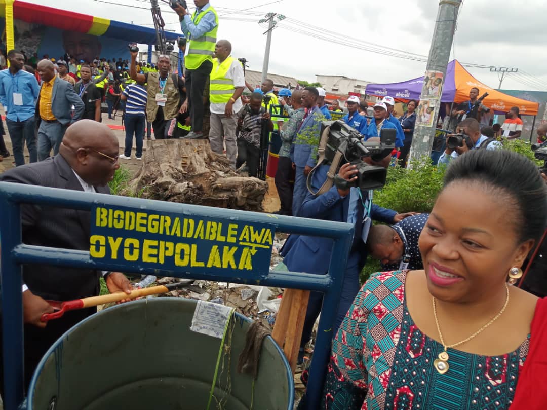 NeneNkulu's tweet image. La lutte contre l'insalubrité  est une affaire de tous.
Nous avons accompagné S.E Le président de la république Félix TSHISEKEDI au lancement de l'opération KINSHASA BOPETO,  initiative du Gouverneur Gentiny NGOBILA.

Luttons tous contre les maladies dues à l'environnement sale.
