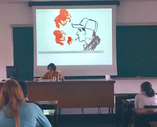 CoreUnav's tweet photo. Rosa Fernández Urtasun, professor at @fylunav and member of @geac_unav, talks about how Holden, the main character in ‘The Catcher of the Rye’ helps students’ character to grow. #CoreConference19 @rfluxus https://t.co/O2yPnTb2tb