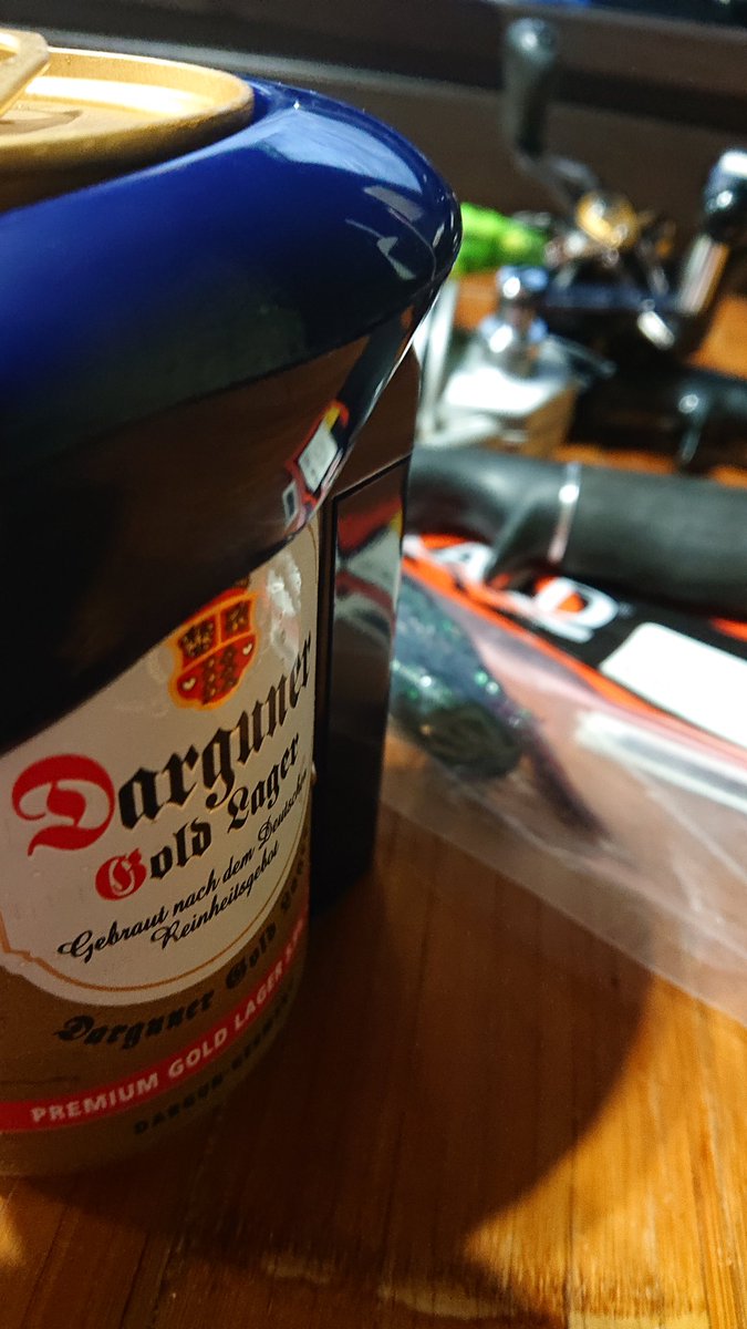 troutfisher33's tweet image. リールメンテしながらの〜
(  ᐛ )۶🍻٩( ᐖ  )カンパーイ🍻🍺
皆様、今日も一日お疲れ様でした！
#daiwa
#TATULA
#Spincast
#RAID
#buggycraw
#Megabass
#グレート鱒レンジャーキャロチューン
#ドイツビール
#DARGUNER
#GOLDLAGER
#suntory
#神泡