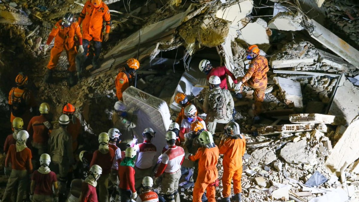 bombeirosce's tweet photo. Buscas em escombros de edifício durante a madrugada se concentram em pontos indicados por cachorros https://t.co/nUxWdYcpVh https://t.co/tvluJdw9jj
