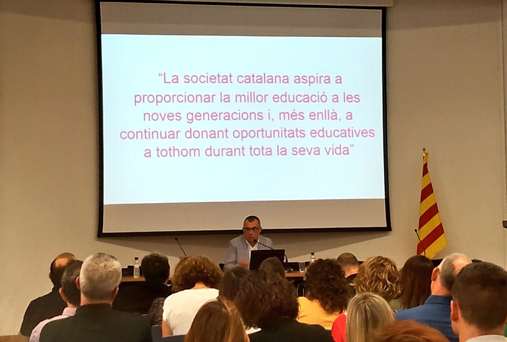 IEDMangrane's tweet photo. La importància de la sostenibilitat i de la transferència dels processos d'innovació educativa. @jbiayna ens explica com s'acompanyen els processos d'innovació pedagògica des de @educaciocat @crpbaixebre @marett @JMoralCastrillo @montseperello @mcanosan @mestevepa @xarxaCb #JIP19 https://t.co/XRkNkDRSU8