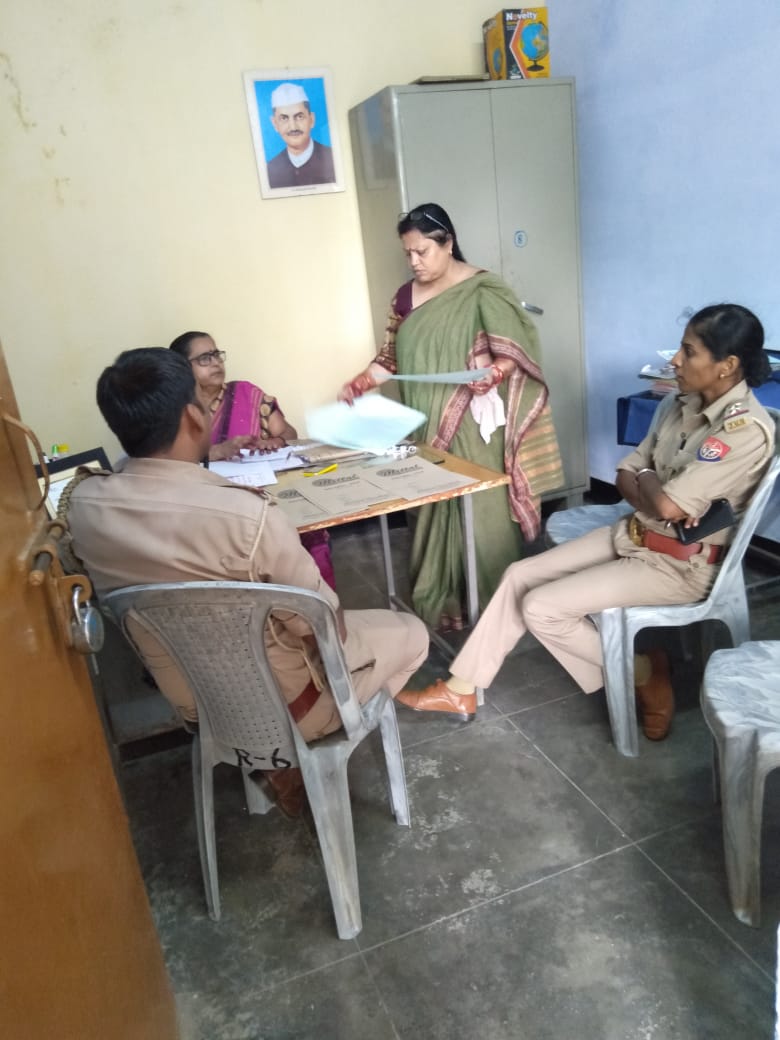 Varshapolice's tweet photo. Girl's students ko @wpl1090 @181child help line wa @100 dial k sambandh me jankari dete hue ps nawabganj Kanpur Nagar Anti Romeo team. @PremPrakashIPS @adgzonekanpur @igrangekanpur @Uppolice @kanpurnagarpol https://t.co/CEVkr63rTz