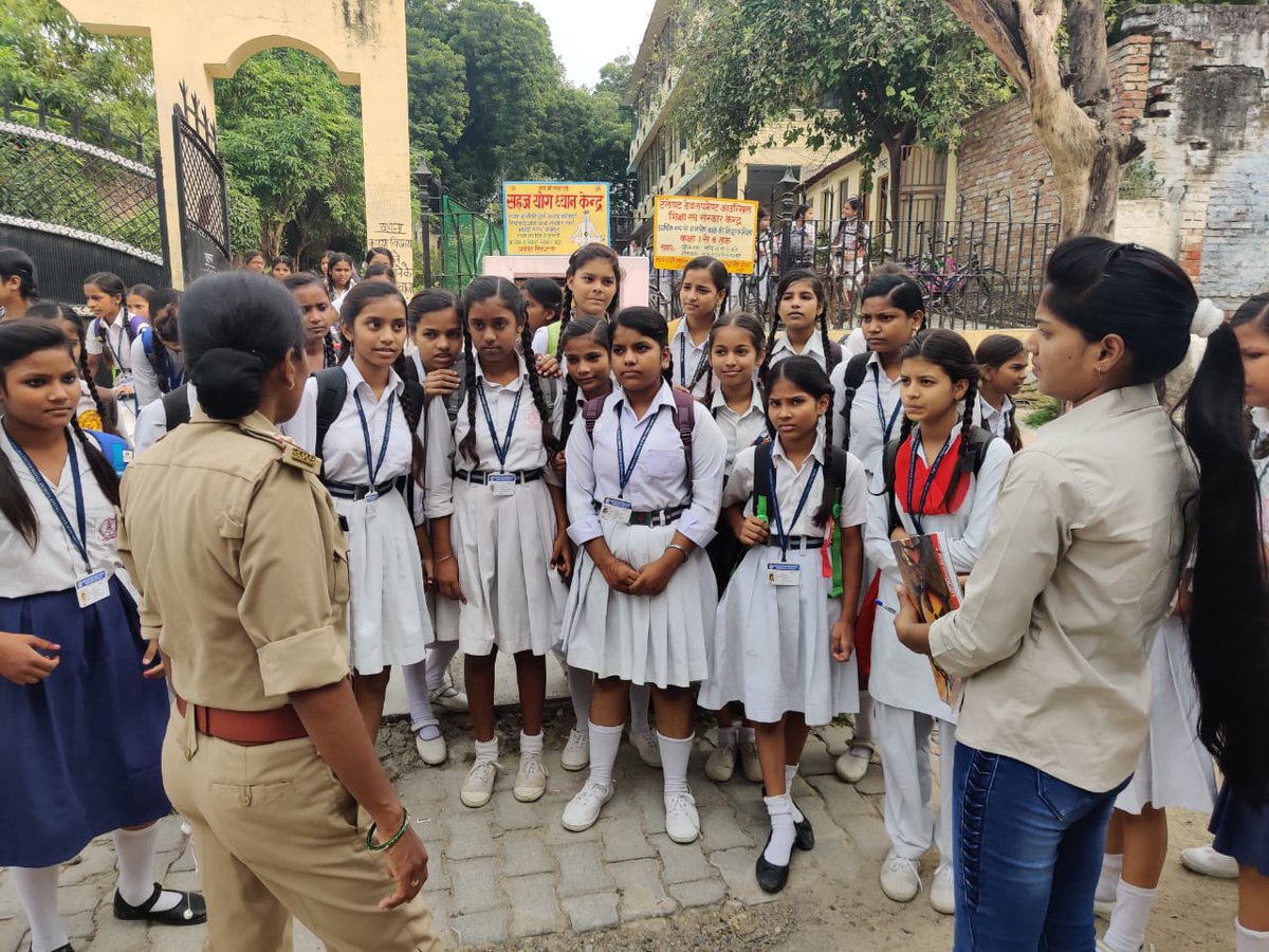 Varshapolice's tweet photo. Girl's students ko @wpl1090 @181child help line wa @100 dial k sambandh me jankari dete hue ps nawabganj Kanpur Nagar Anti Romeo team. @PremPrakashIPS @adgzonekanpur @igrangekanpur @Uppolice @kanpurnagarpol https://t.co/CEVkr63rTz