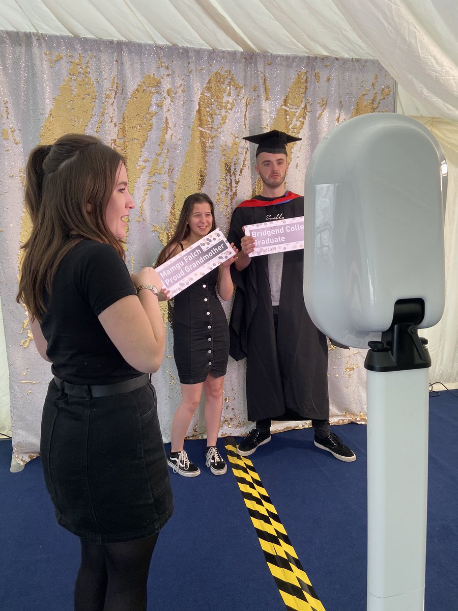 BridgendCollege's tweet photo. Weβre very excited and all ready for our graduation ceremonies today! Share your images with us by tagging us or use our hashtag
Rydym yn gyffrous ac yn barod iβn seremonΓ―au raddio heddiw! Rhannwch eich lluniau i mewn
#bcgrad2019 https://t.co/dnP4yKC4Wf