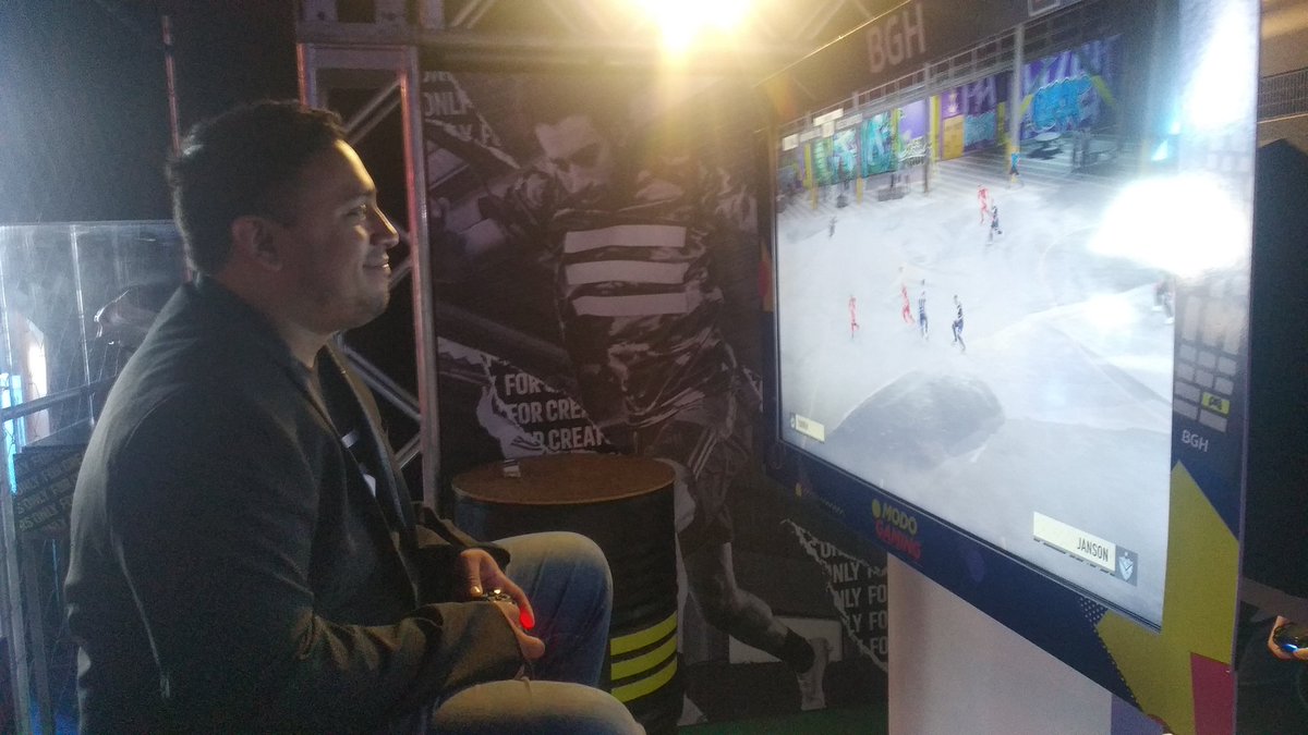 Por suerte nuestros casters no sienten la presión y se tomaron un momento para jugar un #FIFA20 🤣🤣

A partir de las 15:00 estaremos en vivo por #NimoTV o en el escenario de #CocaColaForMe 🔥

¿Te lo vas a perder?

Powered by
<a href="/RedragonAR/">Redragon Argentina</a> 
<a href="/NimoTV_Mexico/">NimoTV_Mexico</a> 
<a href="/AMD/">AMD</a>