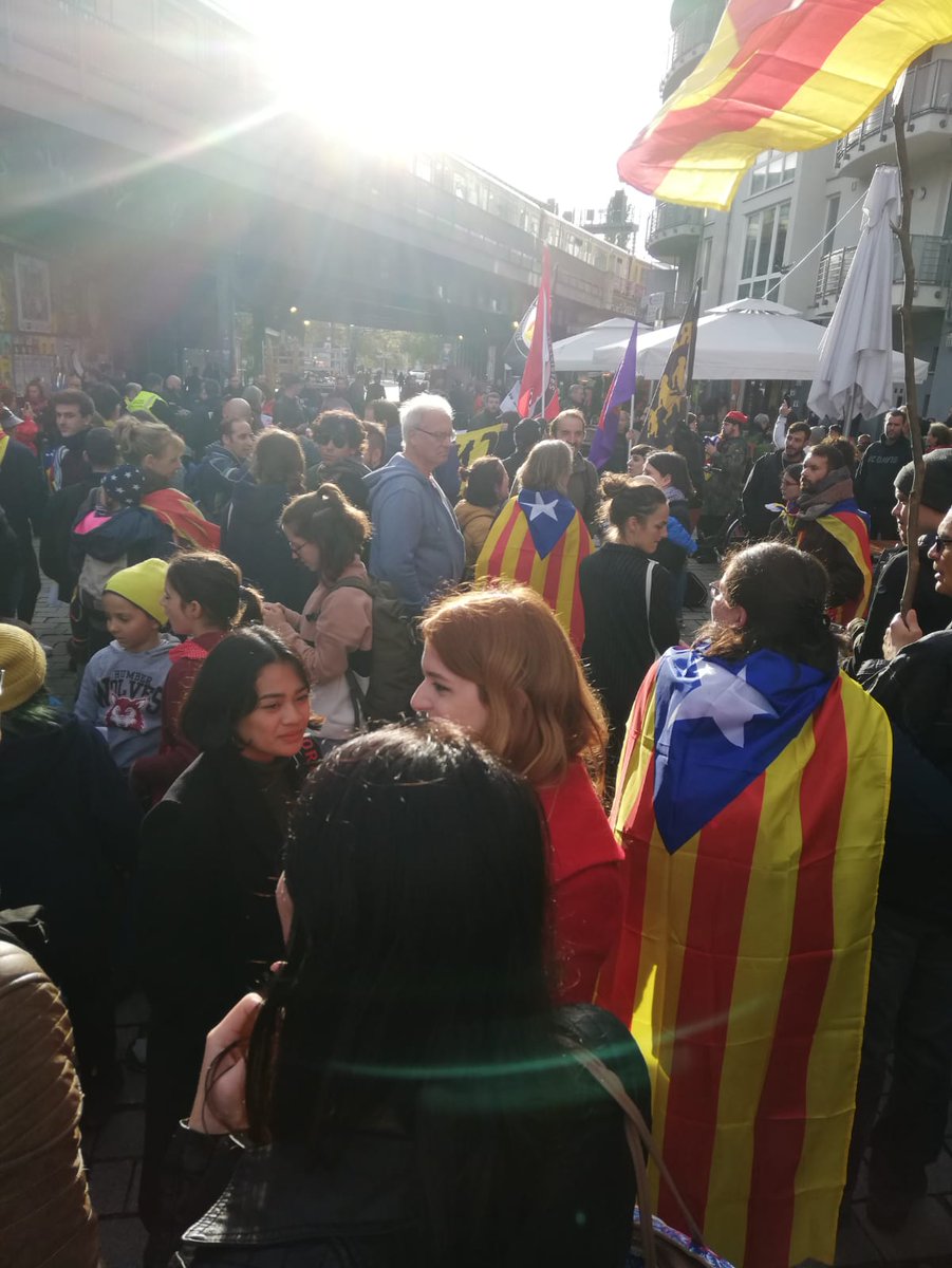 CDRberlin's tweet image. 🔴 Ara mateix: primers preparatius a #Berlin x la mani per la #llibertat dels presos polítics. La gent es comença a acumular. Expectatives cobertes! ✊
Tota solidaritat des d'Alemanya!
🌊🌊🌊
#Llibertatpresospolitics
#TotsSomCDR 
#tsunamidemocractic 
#SpainIsAFascitState