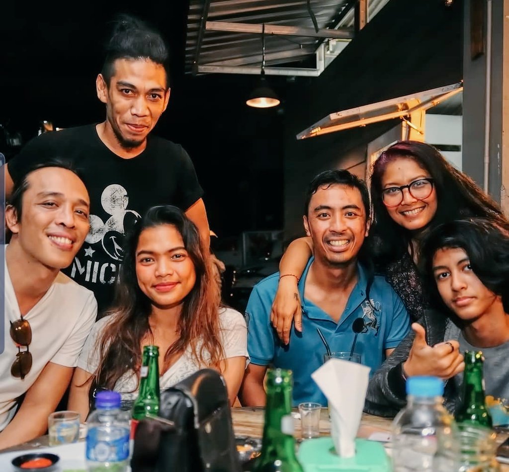 Quest_Rock_Band's tweet photo. 🤟🏼 Hang Time after the days production🍻
#Quest #questband #officialquestband #crew #questofficial #rocknroll #rock #music #band #grepe #mates #nightoff #peeps #friends #party #hangs #fun #live #bali #livemusic https://t.co/2Xa0youmUW