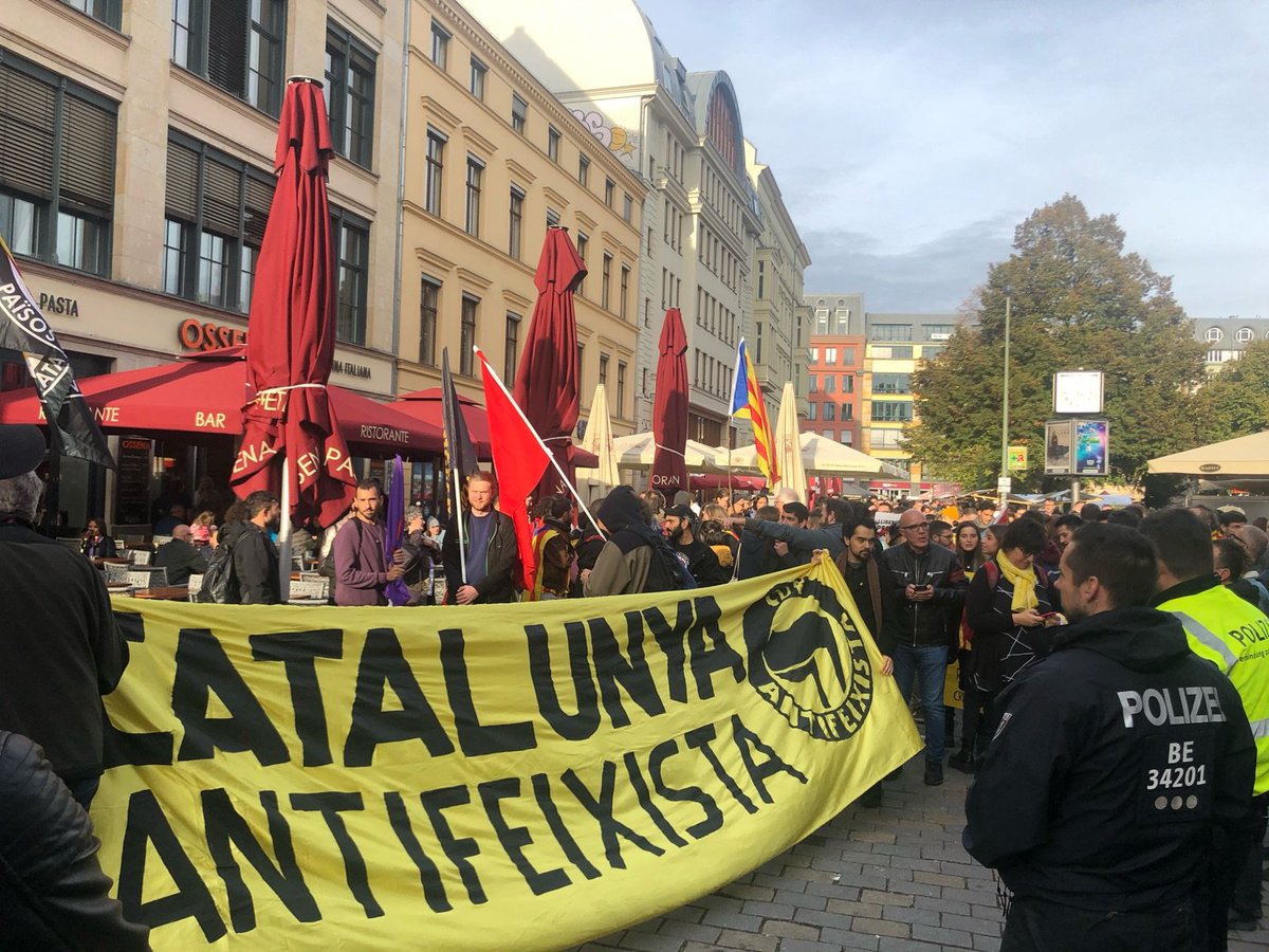 CDRberlin's tweet image. 🔴 Ara mateix: primers preparatius a #Berlin x la mani per la #llibertat dels presos polítics. La gent es comença a acumular. Expectatives cobertes! ✊
Tota solidaritat des d'Alemanya!
🌊🌊🌊
#Llibertatpresospolitics
#TotsSomCDR 
#tsunamidemocractic 
#SpainIsAFascitState