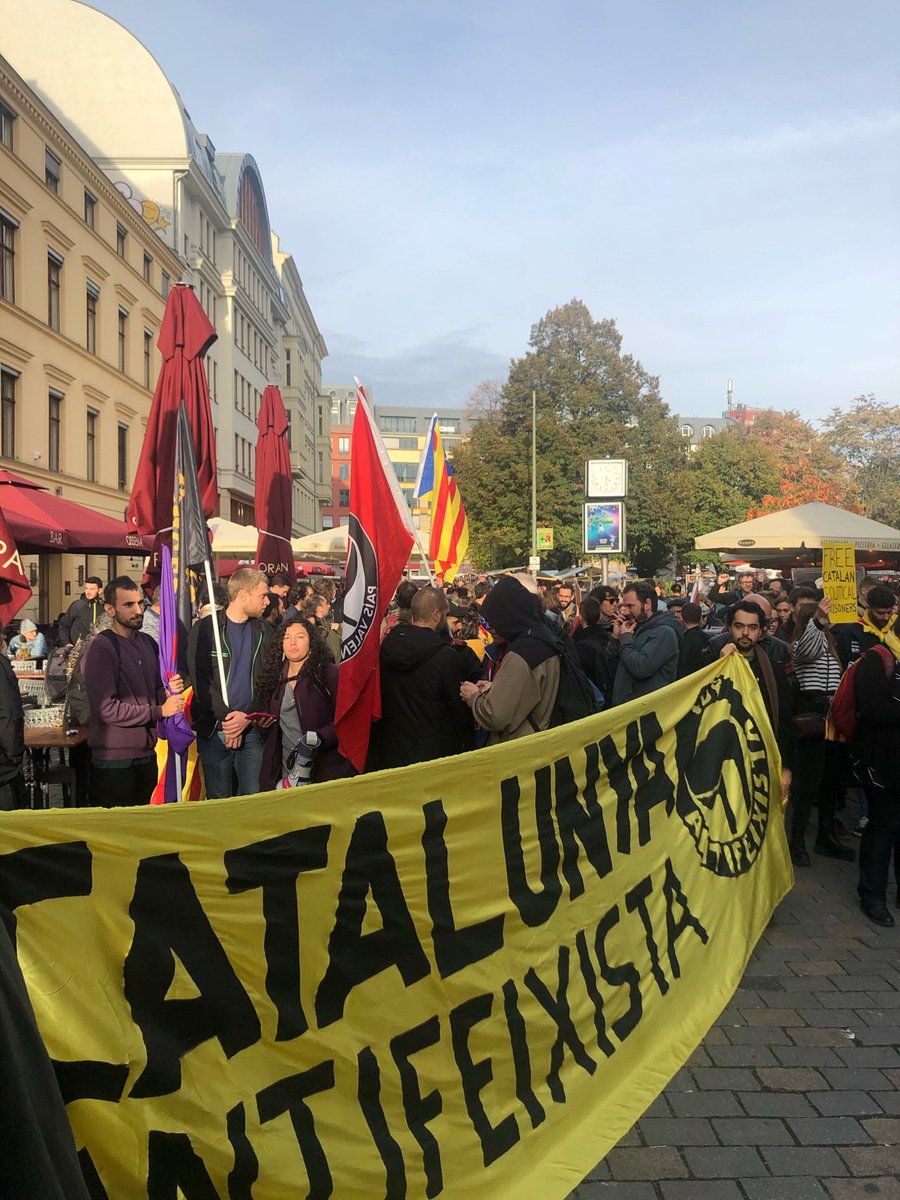 CDRberlin's tweet image. 🔴 Ara mateix: primers preparatius a #Berlin x la mani per la #llibertat dels presos polítics. La gent es comença a acumular. Expectatives cobertes! ✊
Tota solidaritat des d'Alemanya!
🌊🌊🌊
#Llibertatpresospolitics
#TotsSomCDR 
#tsunamidemocractic 
#SpainIsAFascitState