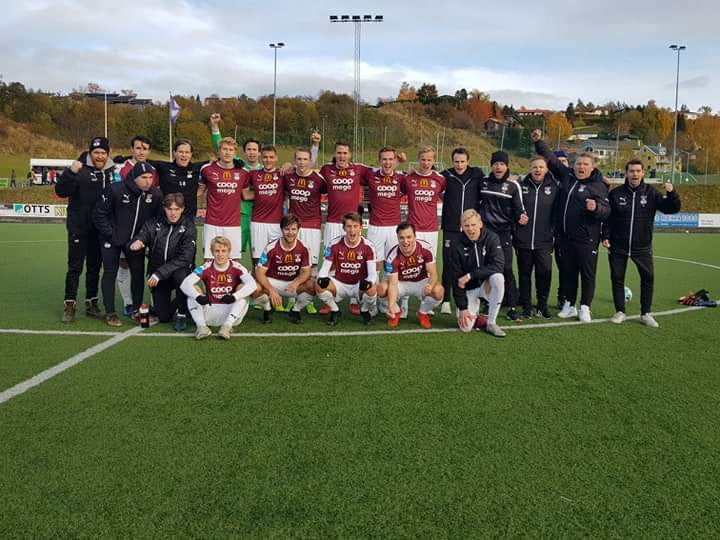Utrolig stolt av denne gjengen som sikret plassen i #postnordligaen idag!  Det har ikke manglet utfordringer, men som vanlig så drar vi det inn likevel! Lagmoral og treningskultur er fortsatt gratis. <a href="/Nardofotball/">Nardo Fotballklubb</a>
