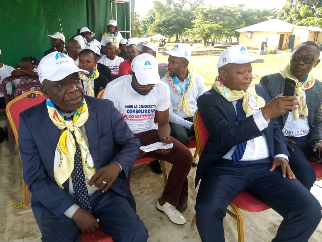 CilambuDr's tweet photo. Le parti dl'Envol dla Rdc a lancé ce jr à Kisangani la pétition pour appuyer son projet de la réforme constitutionnelle. Ap Kisangani toutes les autres ville du pays et les territoires seront appelées à  signer cette pétition. Ens. consolidons ntre constitution. @DSESANGA delly https://t.co/APXOocL1eS