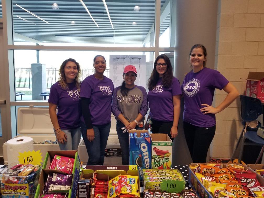 HumbleISD_HE's tweet image. Volunteers @he_pto setting up snack shop at the #herorobotics meeting @HumbleISD_WLMS