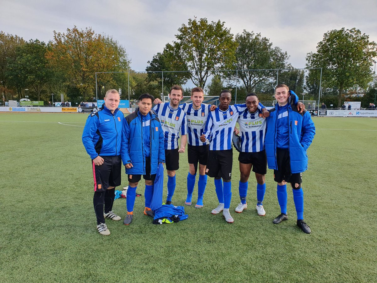 geinoord's tweet photo. 90' + 5' Daar klinkt het eindsignaal. IJFC wint met 2-0!

Hier een foto met oud-Geinoorders die nu actief zijn in IJsselstein. https://t.co/qOdNbZgkYy
