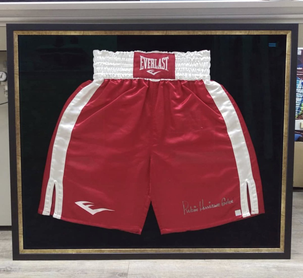 truvueglazing's tweet image. Framed #RubinCarter boxing trunks mounted on suede mat board with Tru Vue UltraVue® Laminated Glass. 📸: #shadowboxframe #IconicPrintingAndFraming #CreateSomethingSpecial #TruVue