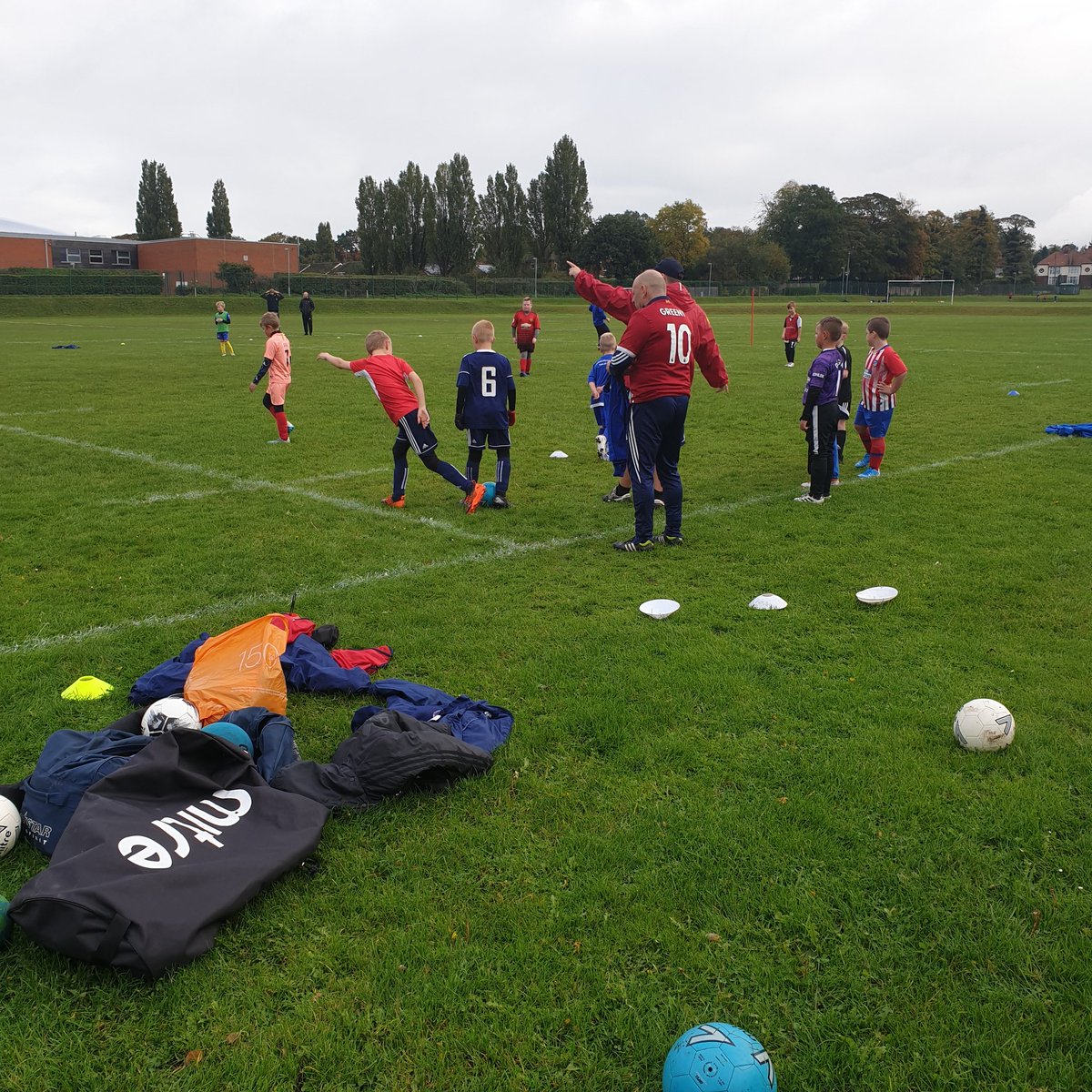 WorksopBoysClub's tweet photo. Worksop Boys and Girls club changed from our usual Blue training kit by wearing an item of Red to  #ShowRacismTheRedCard #kickitout 

@kickitout @SDJSFL @WGUNews https://t.co/wgtma6zutP