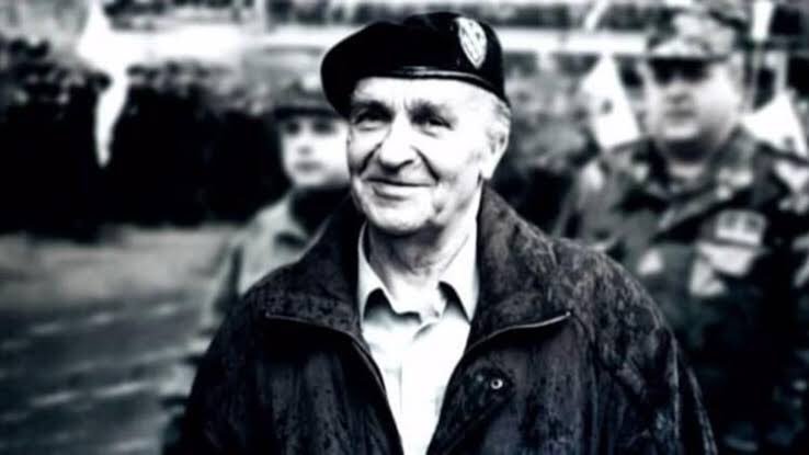 “Savaş ölünce değil düşmana benzeyince kaybedilir."

#BosnaHersek'in unutulmaz lideri Bilge Kral #Aliyaİzzetbegoviç'i vefatının 16. yılında saygı ve rahmetle anıyoruz.