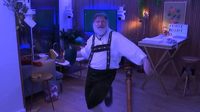 timthecircle's tweet image. That feeling when you are the most popular with the public #TheCircle #TheCircleFinal #tim