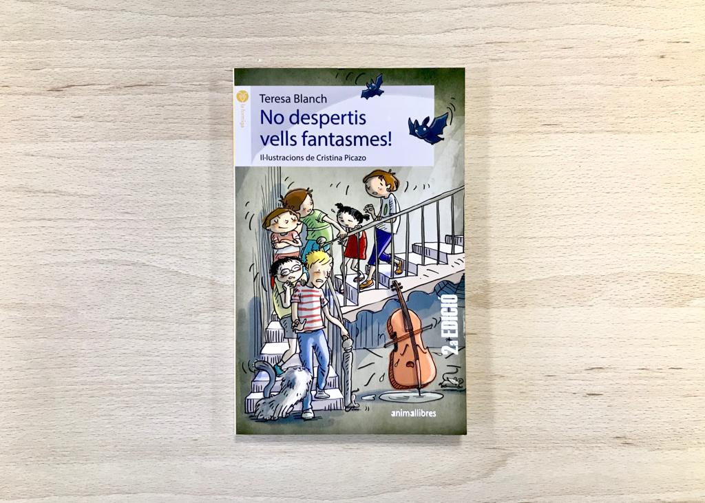 AnimallibresEd's tweet photo. L'Edu i la seva mare han d'anar a viure a casa de l'àvia i, des del mateix dia del trasllat, les coses es compliquen... 🏘️👻
🙌 "No despertis vells fantasmes!", de la @Tresabla amb les il·lustracions de @lawindows arriba a la segona edició! #2edicio #fantasmes https://t.co/ictDGRk5OP