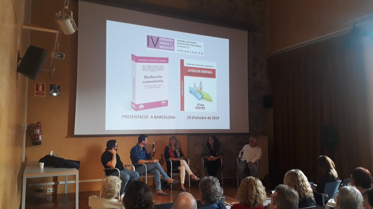 Ja estem en la presentació de llibres! Amb la <a href="/LolaMontejoC/">Lola Montejo</a> i <a href="/OscarNegredo/">Oscar Negredo</a> presentant i amb X. Jiménez i <a href="/XavierPastor/">Xavier Pastor</a>, participants dels mateixos. I també amb la <a href="/GQuerejazu/">Gaby R. Querejazu</a> moderant la taula.