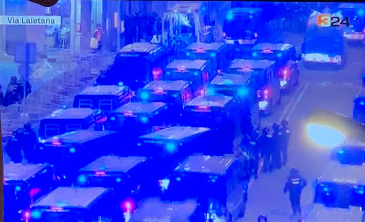 chiriuare's tweet photo. @interiorcat @mossos Ahir en canvi sí que teníeu suficients efectius no? https://t.co/IdrZJAMSip