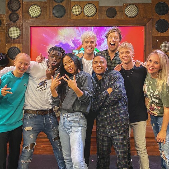klaasmans's tweet photo. Wat een feestelijke afsluiten van een mooie werkweek ❤️🥳🔥 Zo fijn dat ik ff naar een andere camera keek hier 🤪😂 @giorgiosanches
@jardstruik @roodmarijnwind @keetoldenbeuving @leafssensei @korthom BEDANKT!!!! #zapplive https://t.co/9NZhtdRSZX https://t.co/FXMaHe1A8F