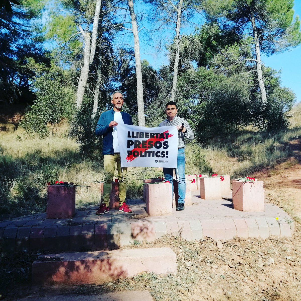 Un any més @juntsxsantmartide_torroella @juntsxcatsjv @pdecat_bages presents  a  la #fossadelestorres a  homenatge als soldats #republicans caiguts durant la retirada de les tropes per #territorivilatorrada #SantMartídeTorroella #Santjoandevilatorrada #prou #injustícia #repressió