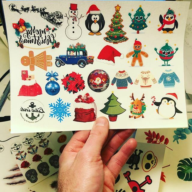 LikeInkSe's tweet photo. Christmas calender with 24 small tattoos soon online? 🎅🏼⚓️🤶🏼 #likeinkse #tattoos #temporarytattoos #custommade #christmascalendar #gnuggisar #gingerbread #faketattoos https://t.co/JnQes03XWg