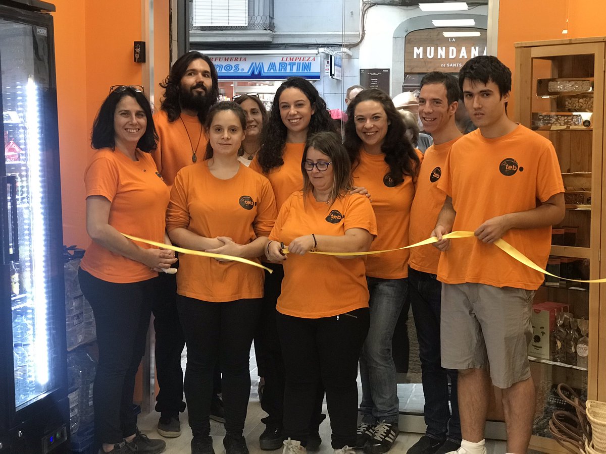 CoopMercat's tweet photo. Avui hem tallat la cinta del nou establiment #CoopMercat #RepartimentenBonesMans. Gràcies @marcbuxaderas pel seu monòleg i per ajudar-nos a explicar el projecte i a presentar l'equip. I a #QuiqueMalabars per la deva actuació https://t.co/8rPcjU8xLB