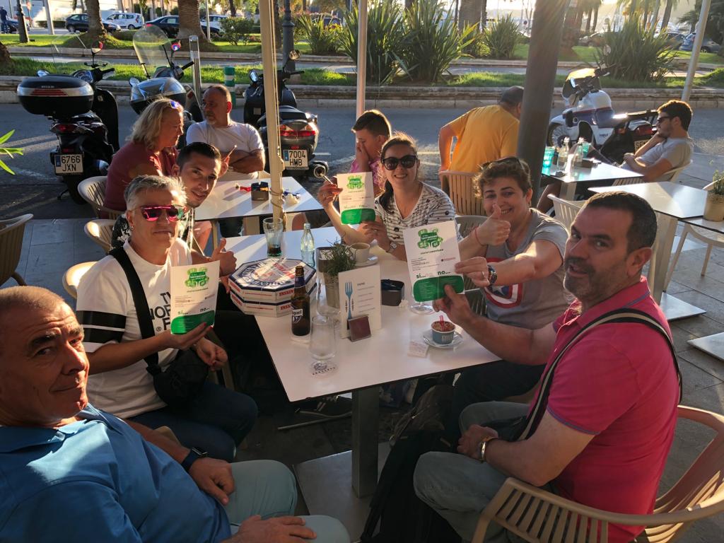 sialasterrazas's tweet photo. No sabéis cuánto agradecemos que nos enviéis estas fotos!!! Gracias a todos!!!! Seguimos luchando por nuestras terrazas, nuestros puestos de trabajo y nuestros clientes...seguimos diciendo SÍ A LAS TERRAZAS DE PALMA #sialasterrazasdepalma https://t.co/LaX6KZAAvg