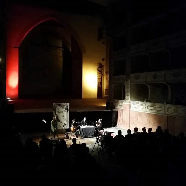 @la__cattiva__strada hanno invaso il teatro delle parole e delle note di Fabrizio De André, portando la sua poesia al pubblico affollato persino nel foyer. Grazie a tutti.

Vi ricordiamo la jam multi-artistica di domenica pomeriggio, ore 16.

#tra #teatrorossiaperto #lacatti…