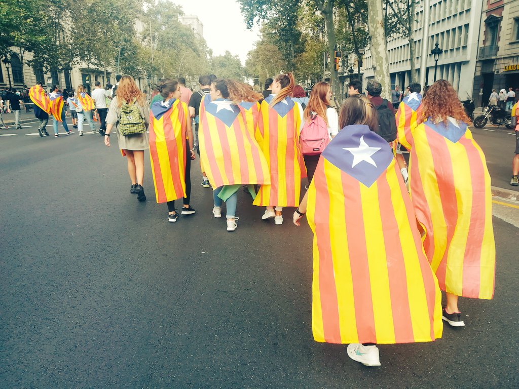 javierMbrocal's tweet photo. Ayer pasé el día en #Barcelona y me encontré con manifestantes. Quienes protestan a la luz del sol son personas corrientes, con quienes hablé serenamente de lo que no estamos de acuerdo. Estoy convencido de q los violentos no representan a quienes salieron a las calles. https://t.co/phdnvu84Lq