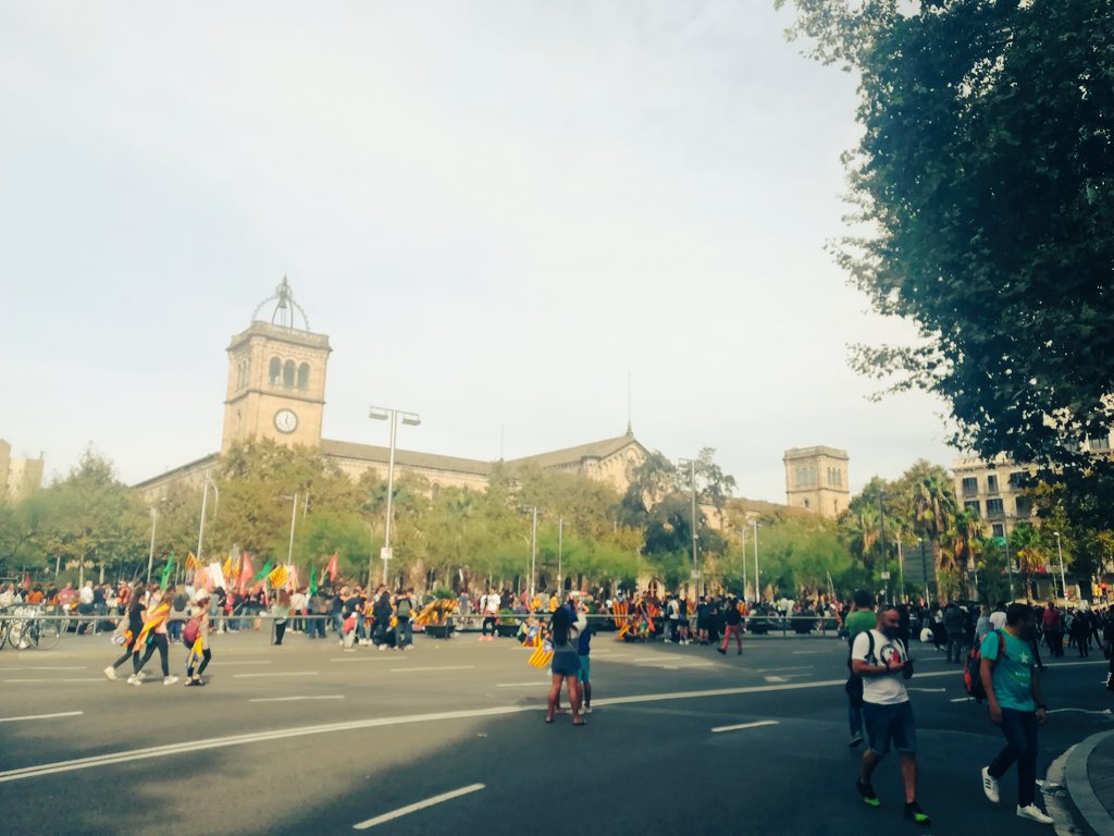 javierMbrocal's tweet photo. Ayer pasé el día en #Barcelona y me encontré con manifestantes. Quienes protestan a la luz del sol son personas corrientes, con quienes hablé serenamente de lo que no estamos de acuerdo. Estoy convencido de q los violentos no representan a quienes salieron a las calles. https://t.co/phdnvu84Lq
