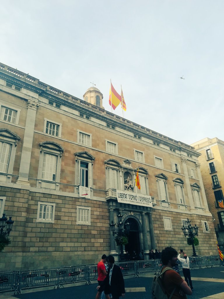 javierMbrocal's tweet photo. Ayer pasé el día en #Barcelona y me encontré con manifestantes. Quienes protestan a la luz del sol son personas corrientes, con quienes hablé serenamente de lo que no estamos de acuerdo. Estoy convencido de q los violentos no representan a quienes salieron a las calles. https://t.co/phdnvu84Lq