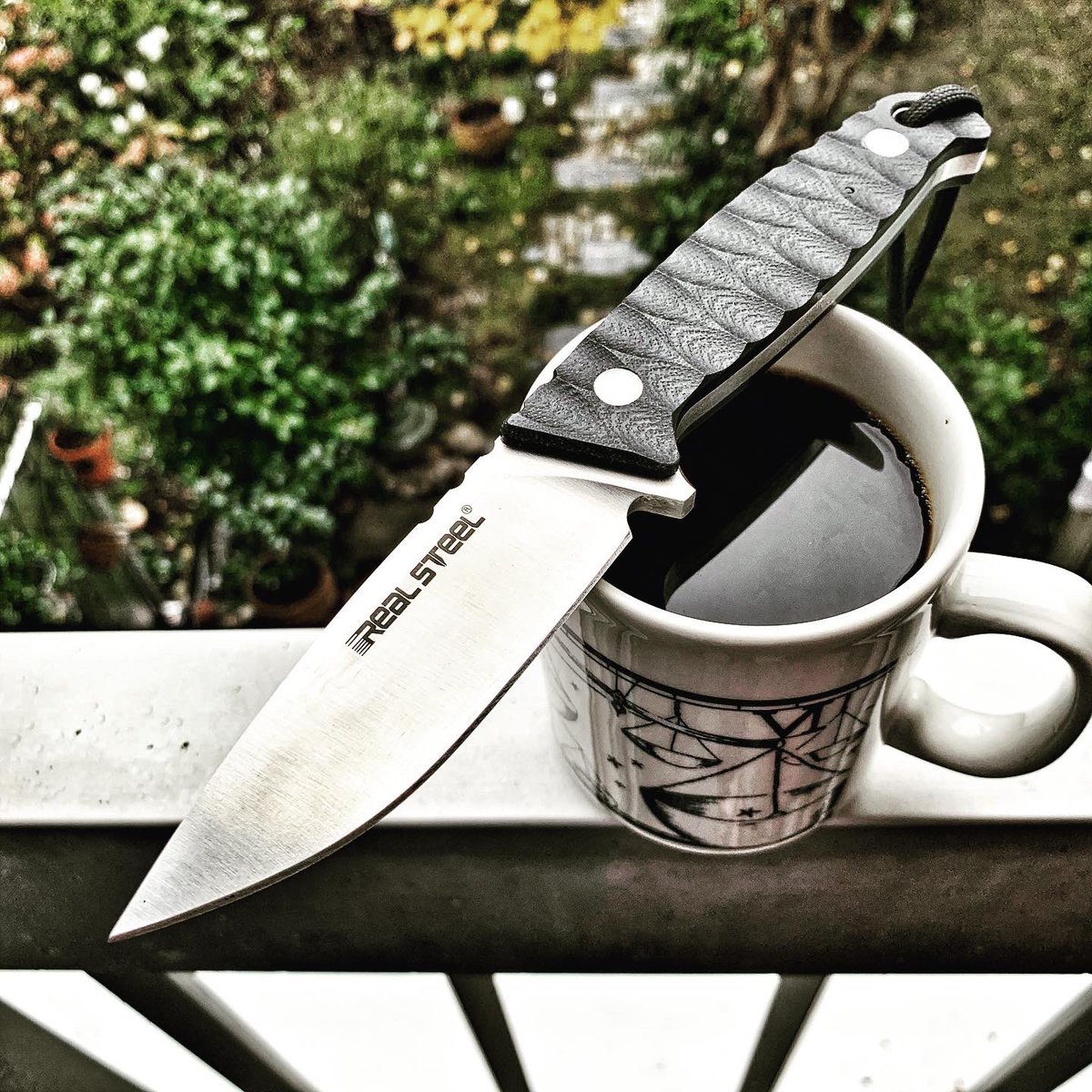 LGDL2's tweet photo. Samedi pluvieux samedi grincheux ... #haveaknifeday #knifeandcoffee #coffeeandknife #RealSteelObserver #RealStealKnives #RSK #knifelife #knifeaddict #knifeporn #bladeaddict #bladelife #EDCknife #EDCaddict #edcdump #EveryDayCarry #Huntingknife #survivalknife #sausageknife https://t.co/VkyFf3QMQf