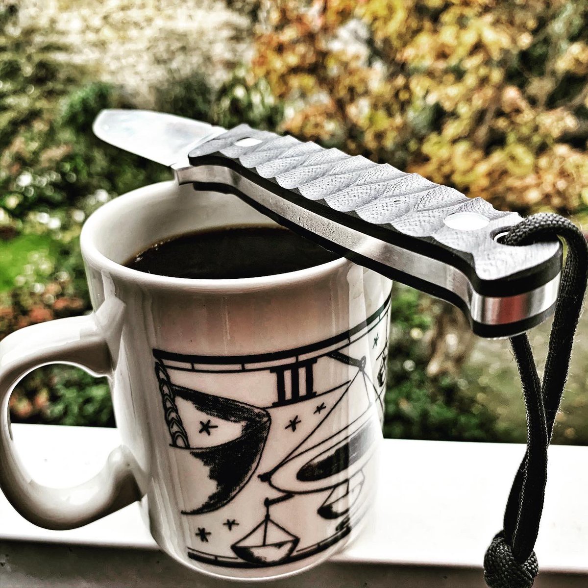 LGDL2's tweet photo. Samedi pluvieux samedi grincheux ... #haveaknifeday #knifeandcoffee #coffeeandknife #RealSteelObserver #RealStealKnives #RSK #knifelife #knifeaddict #knifeporn #bladeaddict #bladelife #EDCknife #EDCaddict #edcdump #EveryDayCarry #Huntingknife #survivalknife #sausageknife https://t.co/VkyFf3QMQf