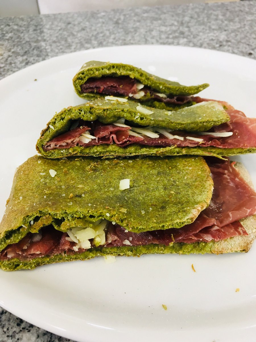 kometaitalia's tweet photo. Pranzo da #triatleta 🏊‍♂️🚴‍♂️🏃‍♂️
per il nostro #amico #maxpizza 
Focaccia con impasto di #spinaci e #bresaolaIGP 
La tua #energia giusta 💪😉
#mangiarebeneviveresani
#bassocontenutodisali
#senzaglutine 
#kometa https://t.co/y0cuZejtx1
