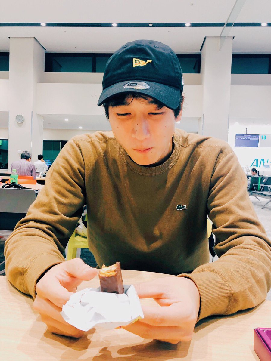 小関裕太 すごく美味しそうな顔してるでしょ え 美味しいの顔ですよ ほぉ美味しい の顔です ニューエラ ピカチュウ のコラボキャップ気に入ってる 裕太