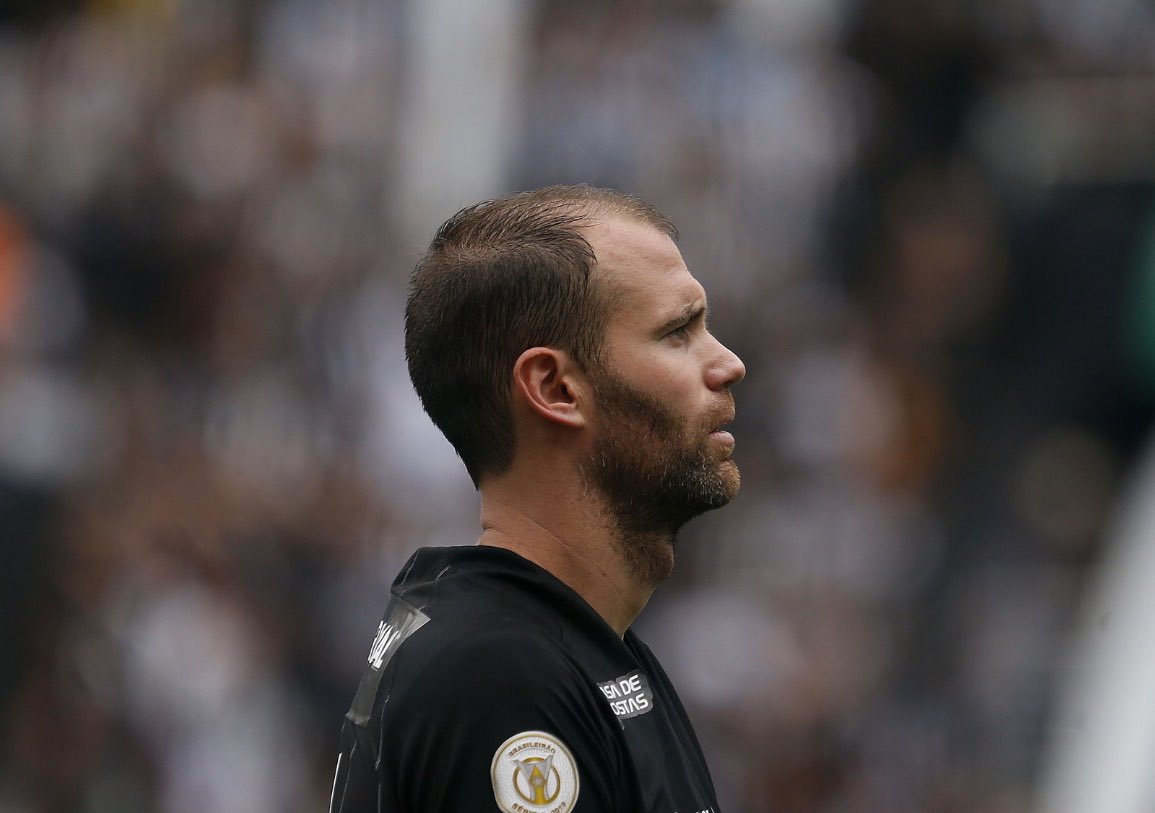Botafogo's tweet photo. Hoje é aniversário do nosso capitão Carli! Parabéns para esse argentino identificado com a camisa alvinegra e aguerrido em campo em todas as divididas! Feliz cumple, Joel! 👏🏼 🇦🇷 🎂 

📸 Vitor Silva / Botafogo https://t.co/eKi1S9blyy