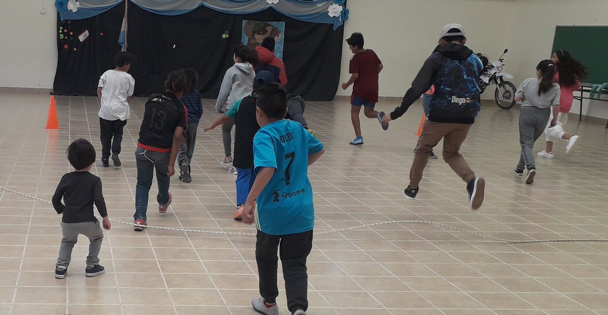 JuanMarcosVqz's tweet photo. El juego debería ser siempre así. Inclusivo, masivo y cooperativo, sin dividir ni excluir. #ALPATIO #SABADO #EscuelasAbiertas @Educa_ProvNqn @CrisStorioni https://t.co/iCtrj08WJ4