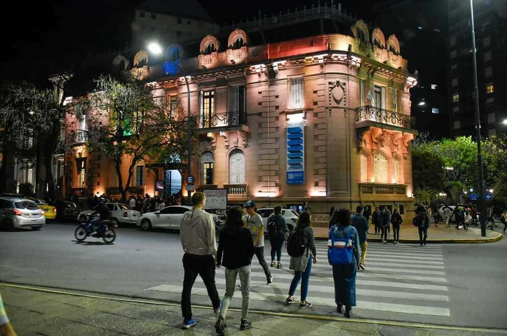 Una multitud participó de la @NocheMuseos_Cba🎨✨

Esta edición se concentró en alternativas pedagógicas, pensadas para generar espacios de conocimiento desde la curiosidad y el juego🎲♟️🕹️

¿Vos fuiste? Contános tu experiencia 👇
canalc.com.ar/una-multitud-p…