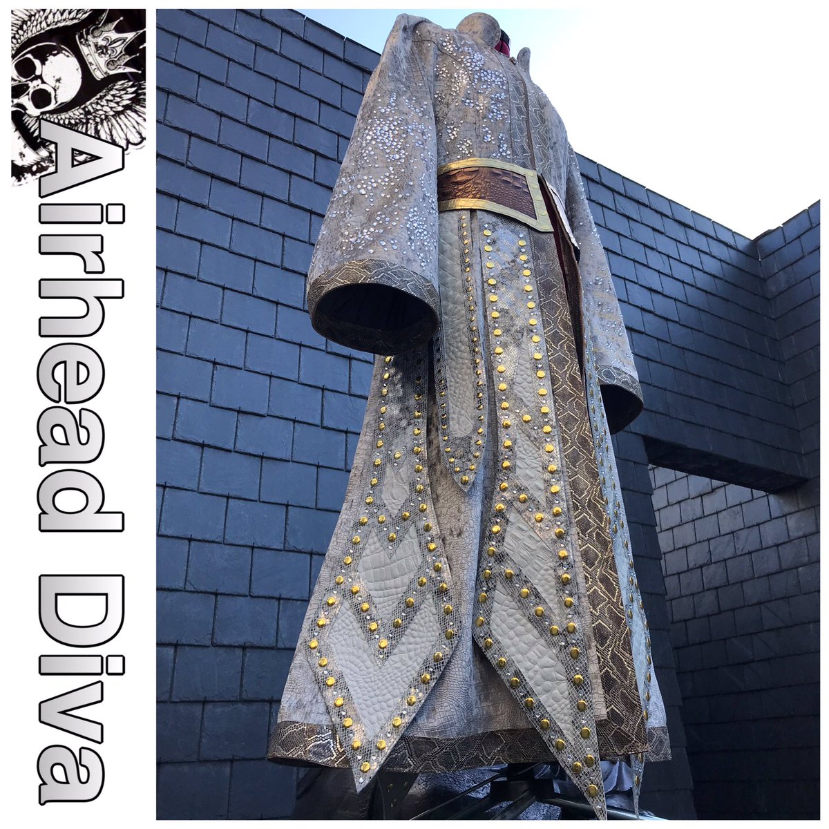 AirheadDiva's tweet photo. 🍁🍂Ah! like gold fall the leaves in the wind, long years numberless as the wings of trees!
#prowrestling #wrestlinggear #oneofakind #stagewear #entrancejacket #swarovski #LOTR #Thranduil #Legolas #wrestlingtrunks #kickpads #kneepads #gauntlets #madeinholland
📷@gdphotographyde https://t.co/hRuVQF2uZV