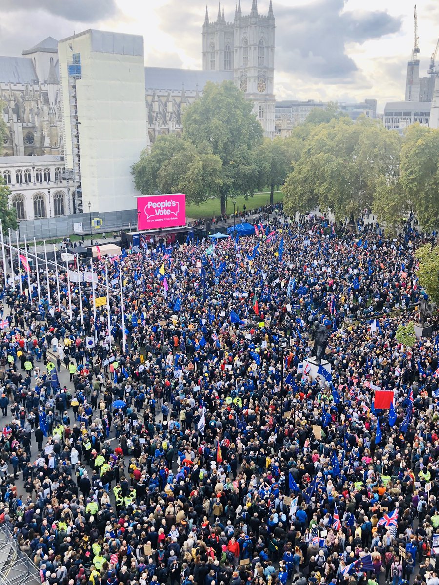 ChrisLeslieUK's tweet photo. Hello #PeoplesVoteMarch ! 👏🏻👏🏻👏🏻 https://t.co/EQLobnu1tw