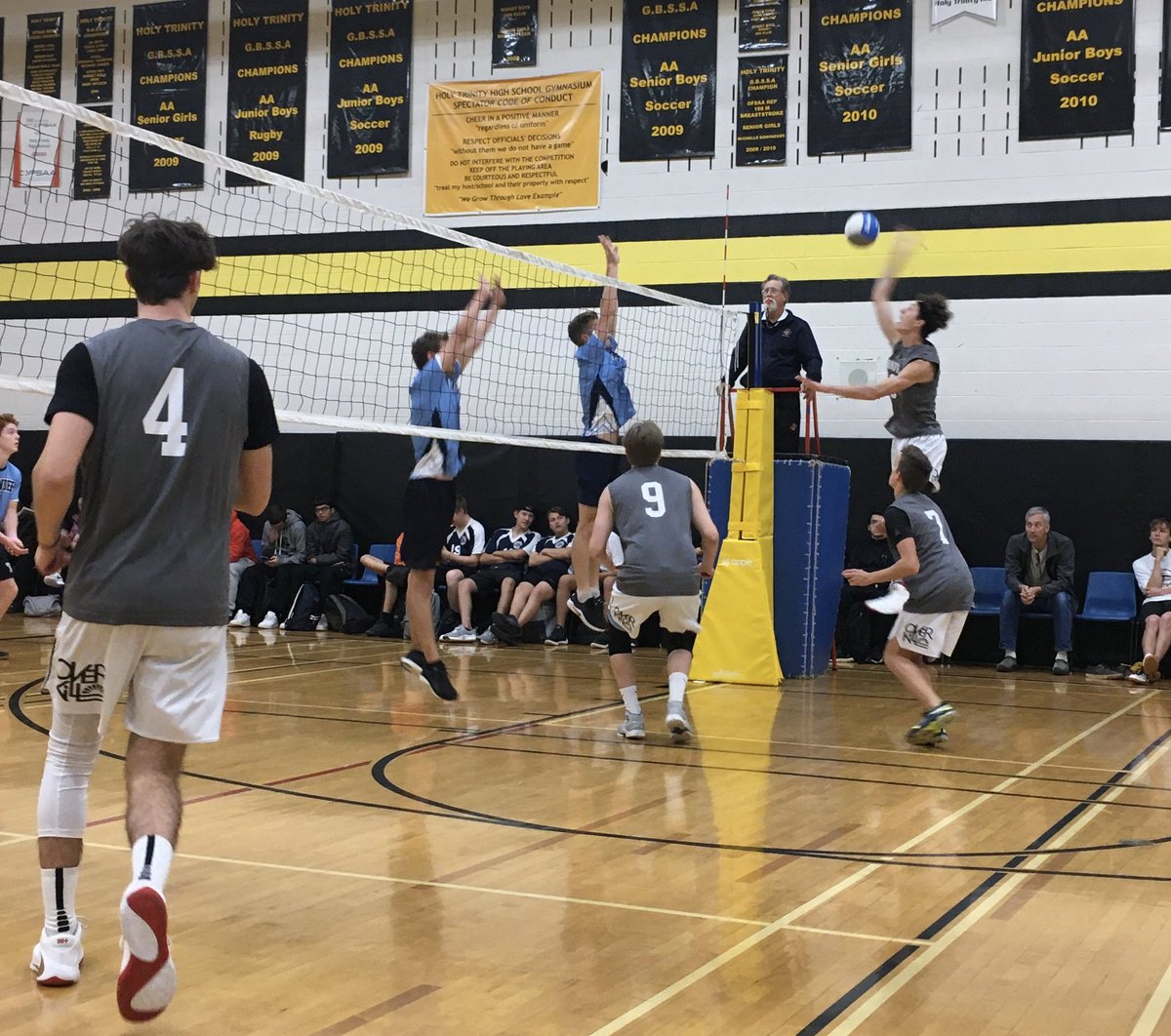 SMCDSB_PET's tweet image. Our Senior Boys continued to dominate the court with another Tournament win at Holy Trinity yesterday! Well done!🏐 #breadtime