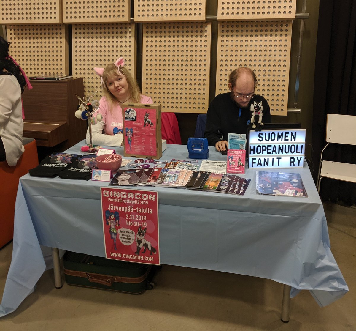 Suomen Hopeanuoli ry edustaa kishiconissa.

Heidän pöydältä voi ostaa ginkaconin paitoja ja rannekkeita sekä heidän yhdistyksen tuotteita  ^^
Yhdistyspöytä löytyy kisko tilasta