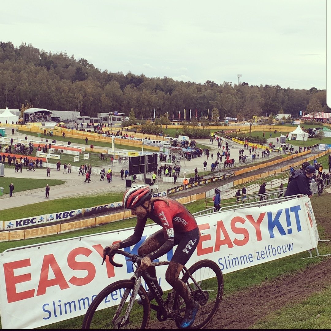 Easykit2's tweet photo. E viva Italia! Alice Maria Arzuffi wint een razend spannende cross bij de vrouwen in Boom voor haar landgenote Eva Lechner en Sanne Cant! 🇮🇹🥇 #TelenetSuperprestige #SPBoom #easykit #slimmezelfbouw https://t.co/Eji9TGRgTq